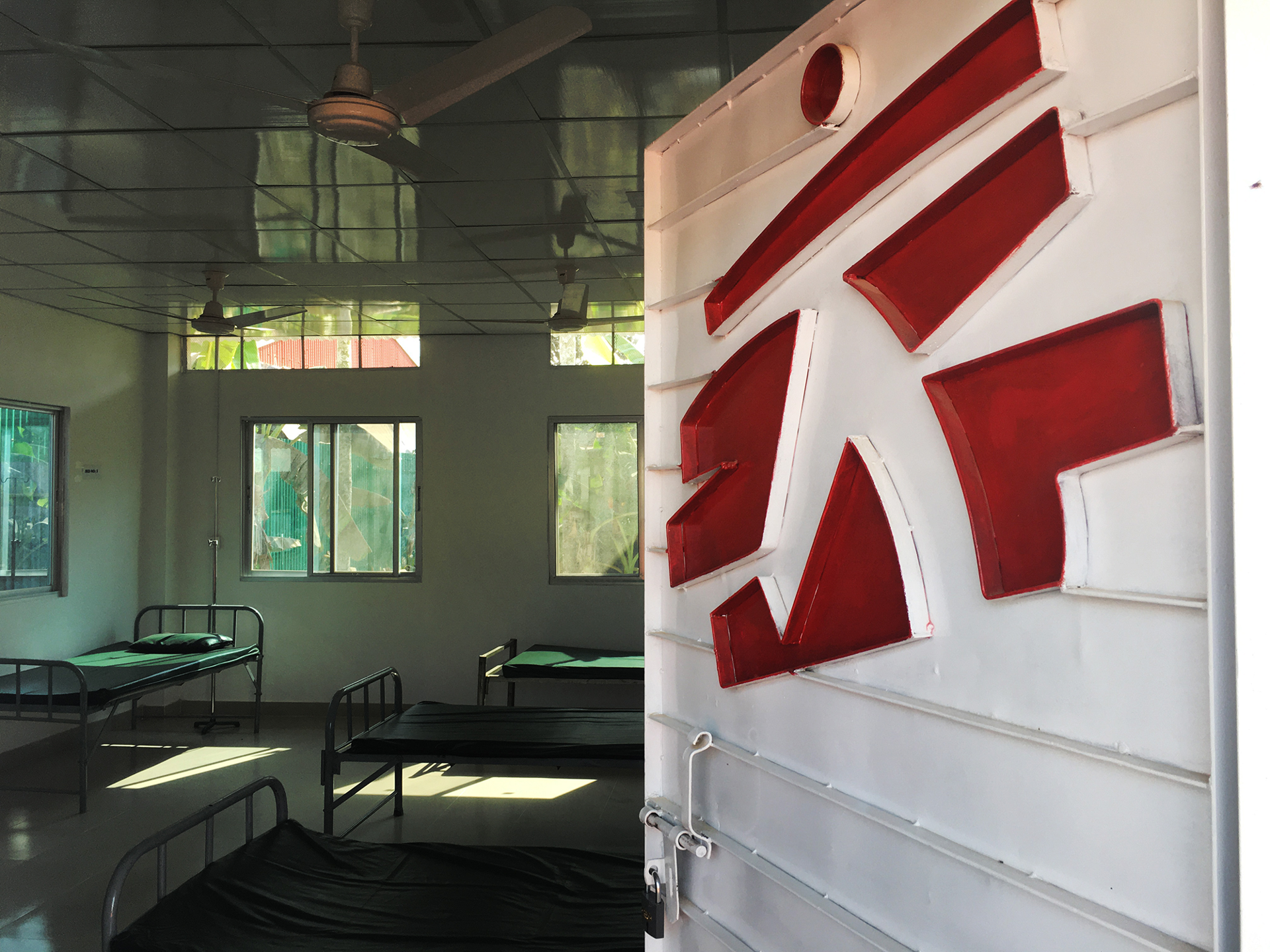 A newly constructed isolation ward at MSF’s Kutupalong Field Hospital, in Cox’s Bazar. © Daniella Ritzau-Rei/MSF