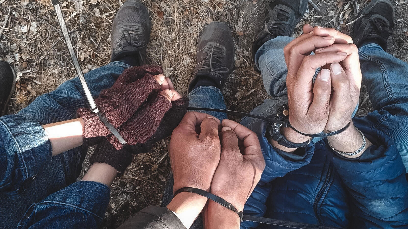 無國界醫生醫療隊在希臘萊斯沃斯（Lesbos）島展開緊急醫療工作時，發現三名新抵達的尋求庇護者戴上手銬。攝於2022 年 10 月 20 日。© MSF