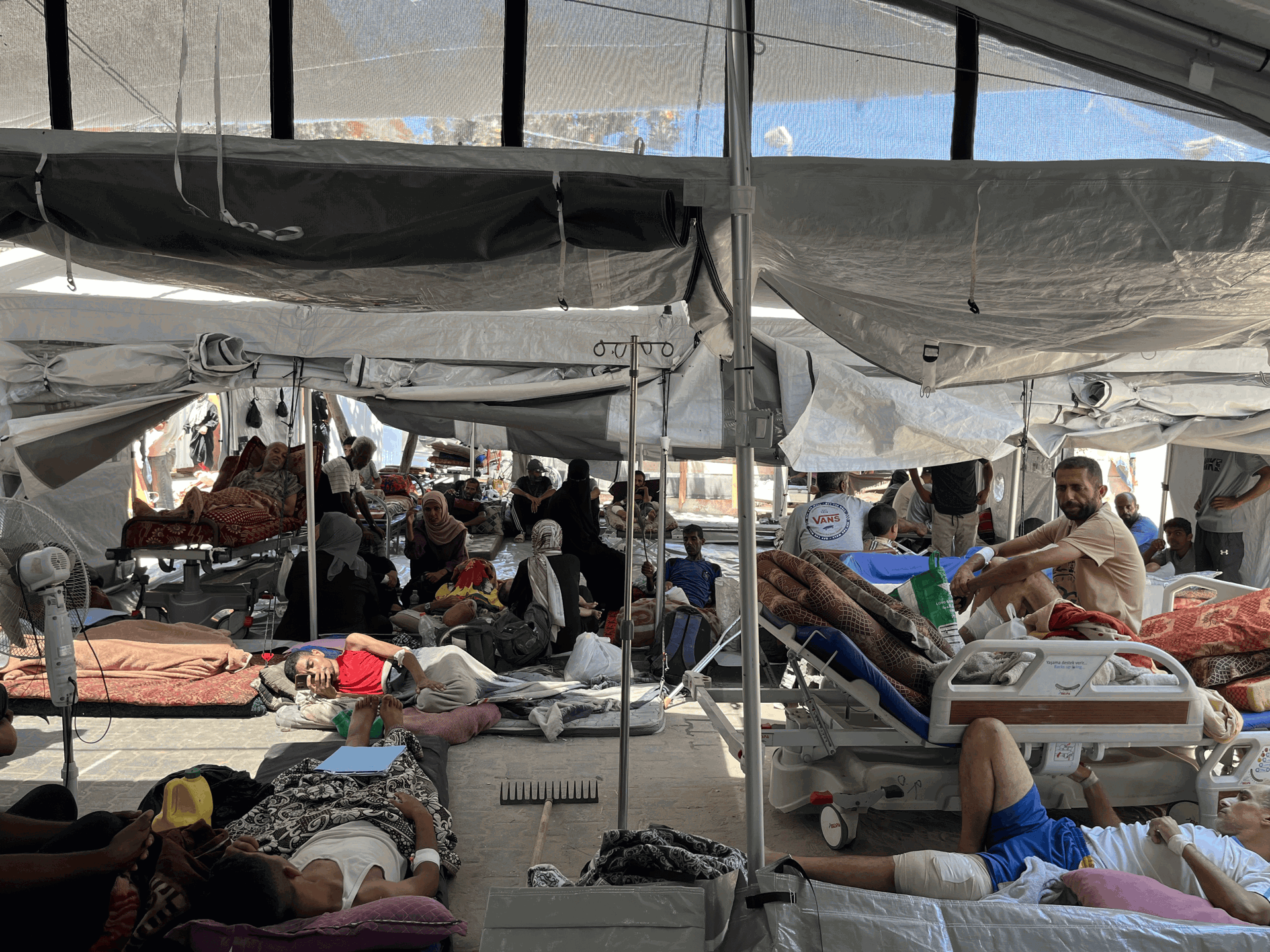 位於加沙南部的納賽爾醫院(Nasser hospital)擠滿病人,部分人需要躺在醫院的走廊或戶外地區。