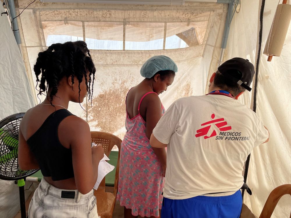 An MSF field doctor cares for a mother who gave birth after crossing the Darién.© Natalia Romero/MSF