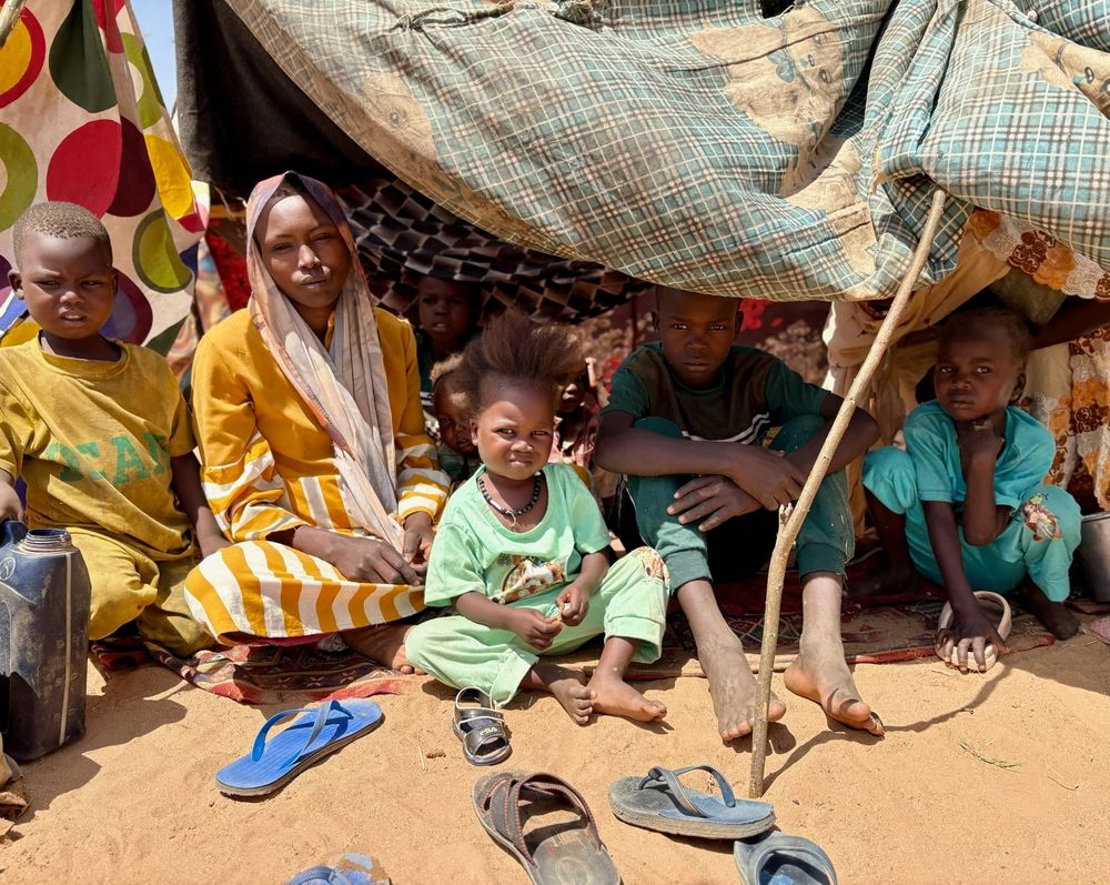 逃往塔維拉的蘇丹家庭。他們一家七口暫住在帳篷之中，生活條件艱苦，缺乏食物、飲用水。