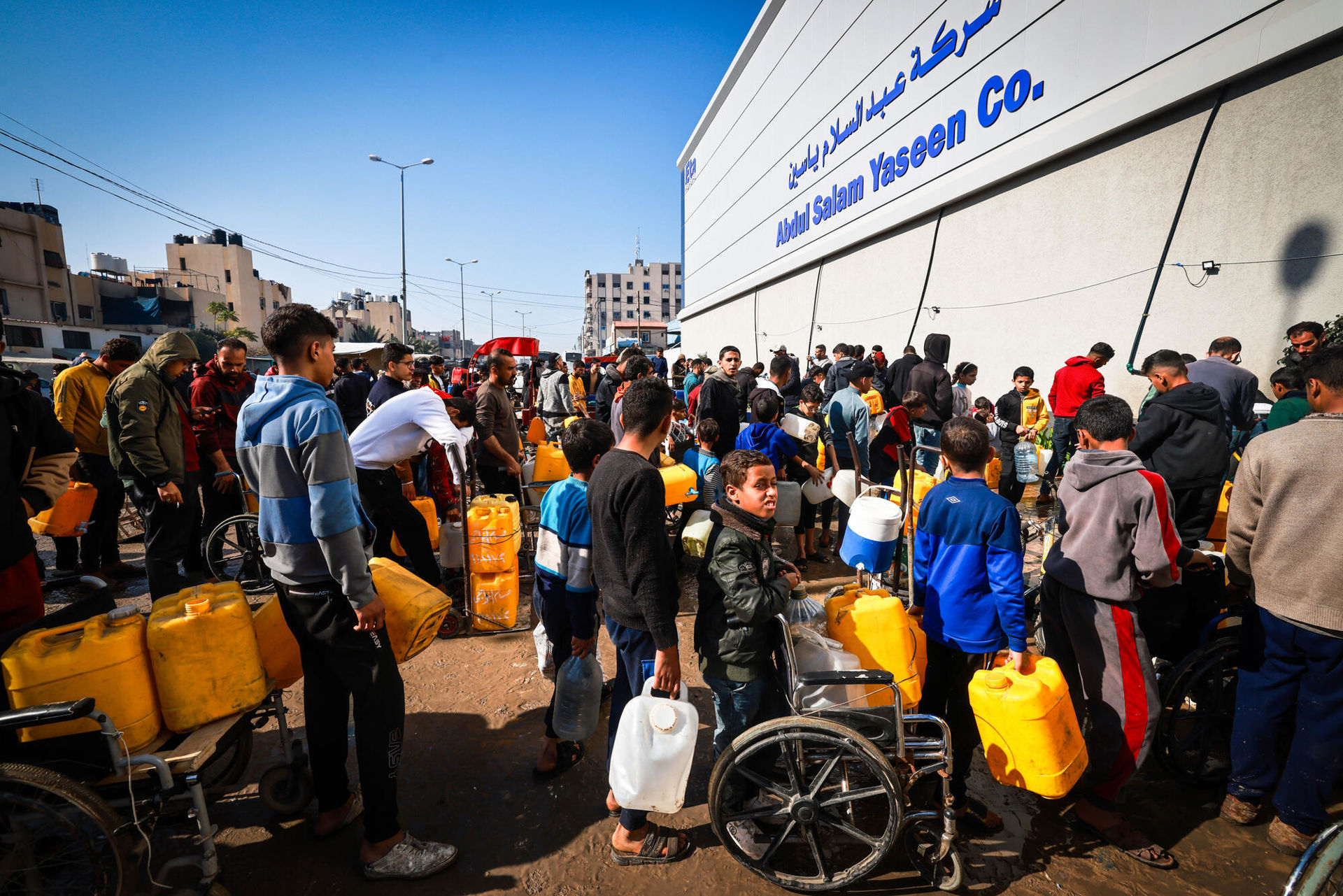 A group of displaced Palestinians waits for drinking water in Rafah (Taken in January 2024). © MSF