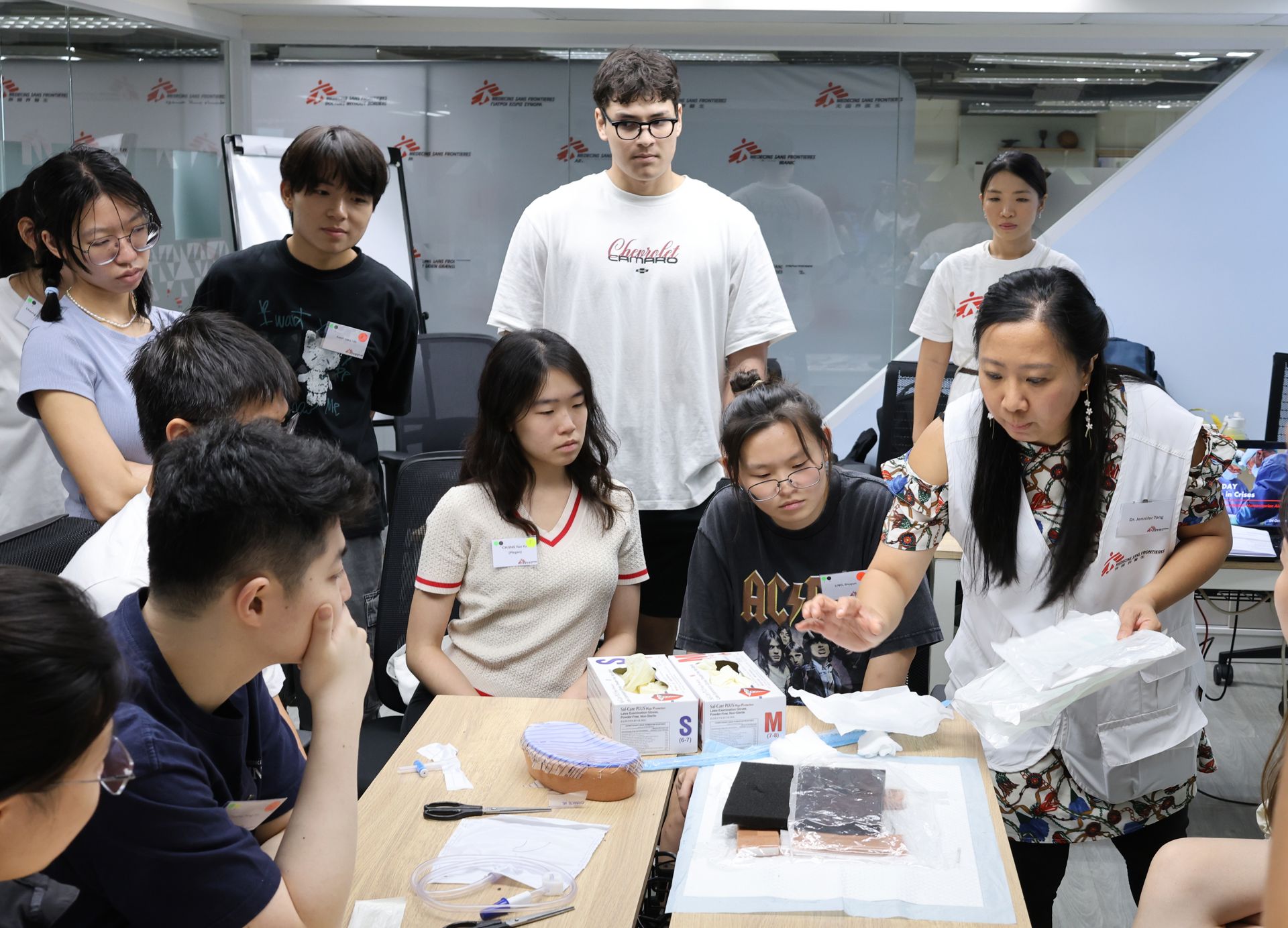 骨科醫生唐頴思（前排右一）展示在前線救援時，如何以塑膠軟袋暫時包裹外露腸臟。