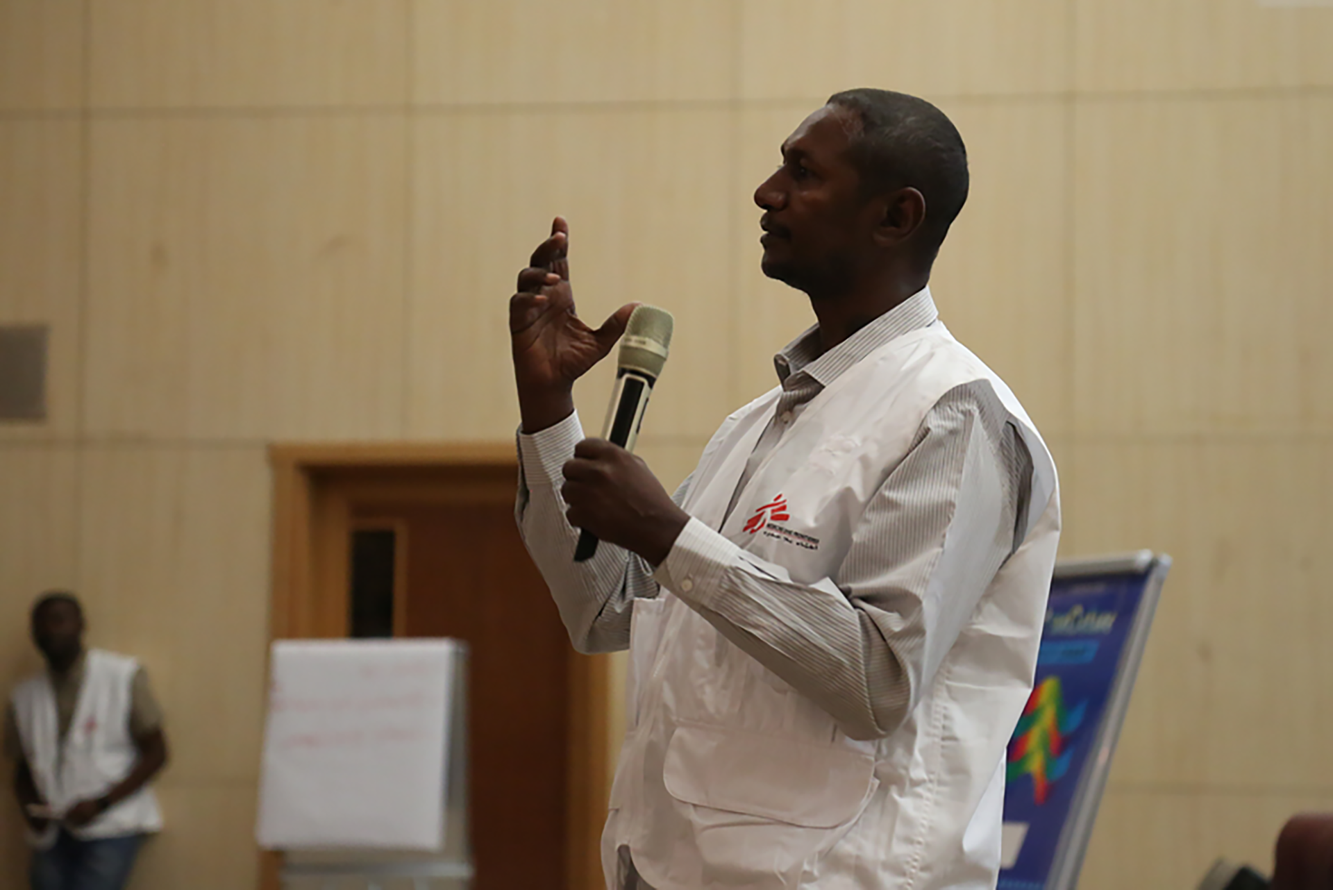 Dr Khalid Abderrahman, MSF tropical medicine specialist, addresses an audience of healthcare professionals from public and private health facilities in Khartoum state as part of an MSF training of trainers on infection prevention and control (IPC) for COVID-19. © Mudawi Hassan/MSF