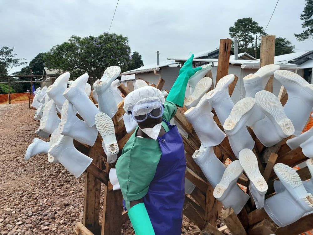 衞生人員在伊波拉治療中心把消毒後的靴子晾曬。© Sam Taylor/MSF