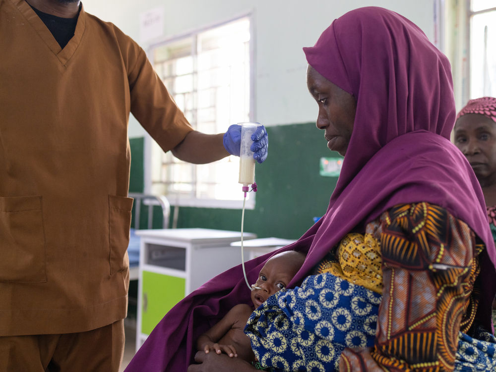 除物理治療，兒童當然會接受營養治療。無國界醫生醫護人員使用連接餵食管的餵食注射器，餵營養補充劑給一名營養不良的嬰兒。