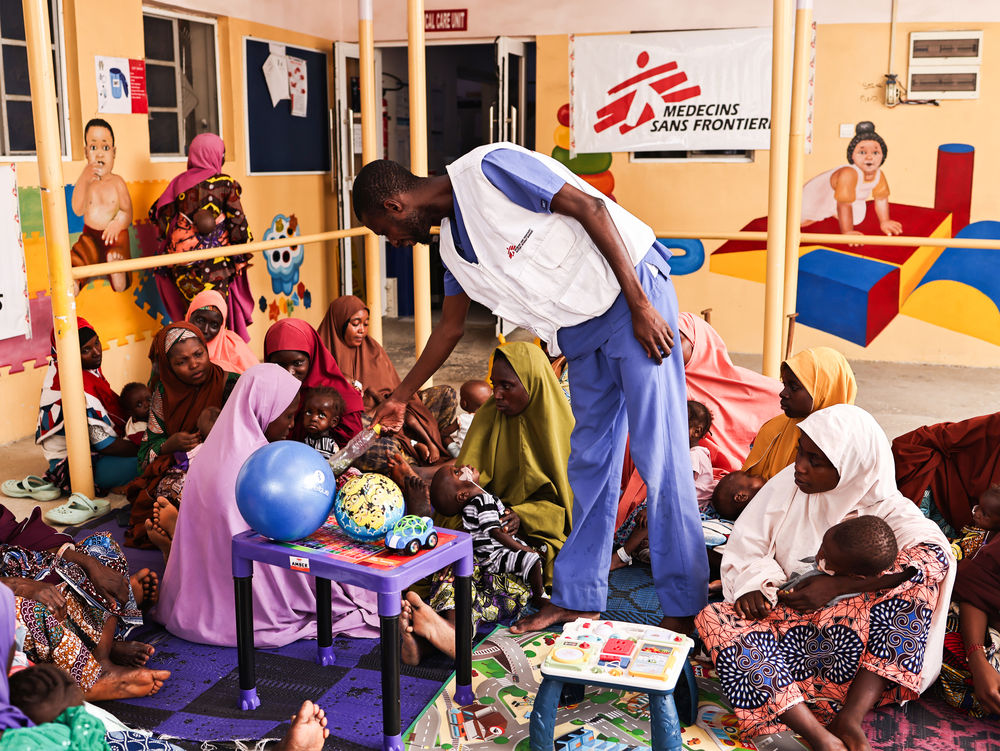 物理治療師穆塔瓦基爾與一眾營養不良孩子在分組活動中進行互動。