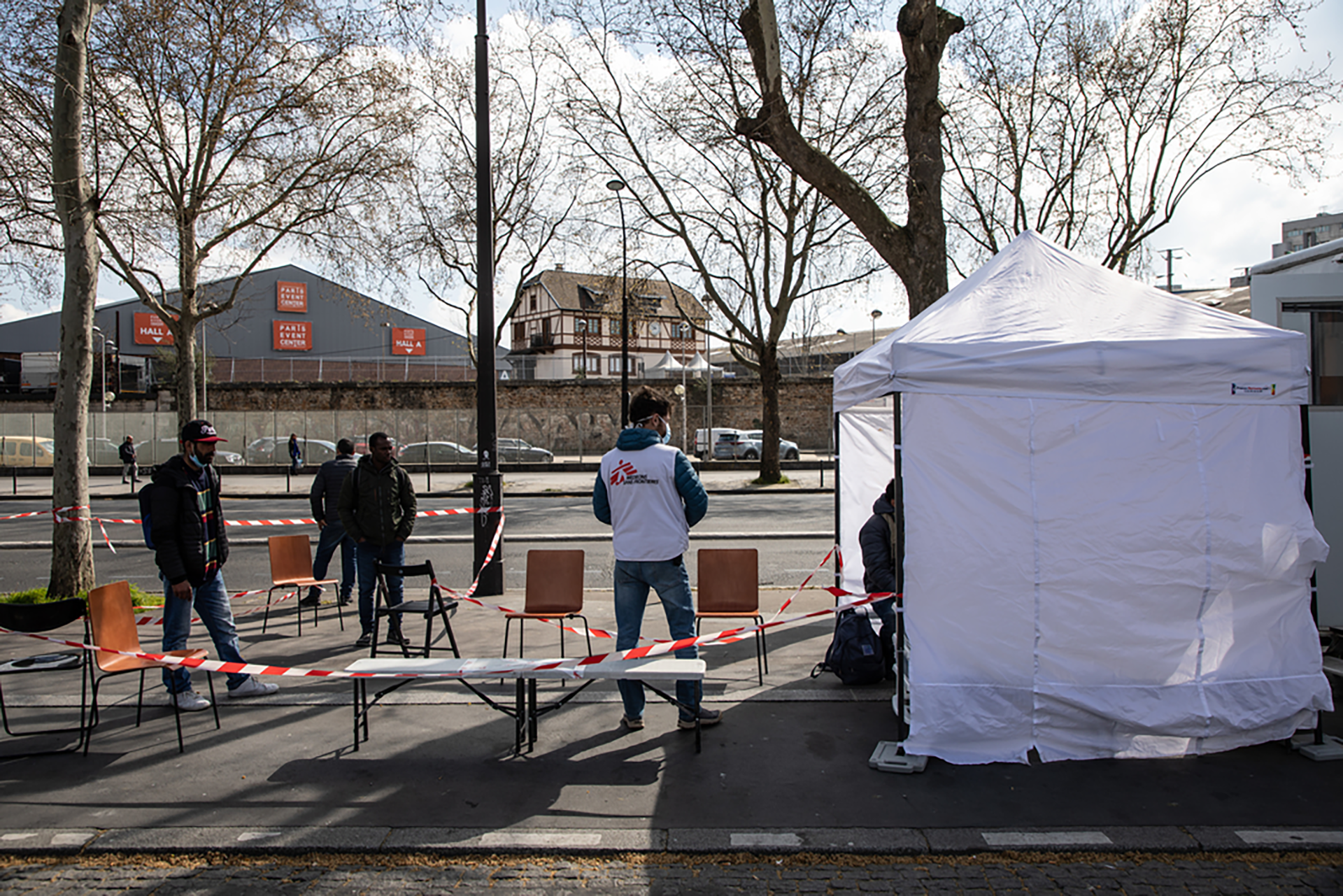 MSF staff consult with vulnerable people in a mobile clinic in Paris to identify those infected with COVID-19 and to provide medical care. © Agnes Varraine-Leca/MSF 