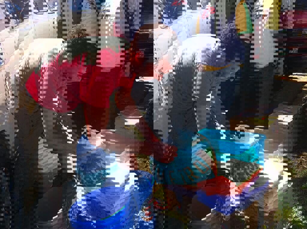 無國界醫生救援人員只能在必需物資中選取最必需的物資，給第一支前往菲律賓塔克洛班市的救援隊伍。© Baikong MAMID/ MSF