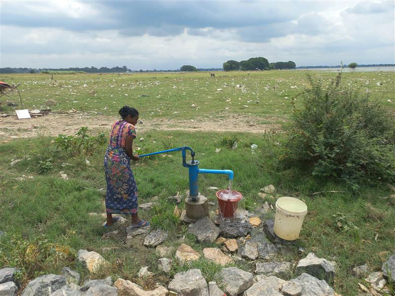 一名婦女在緬甸曼德勒,由無國界醫生提供的水源抽取潔淨水。
