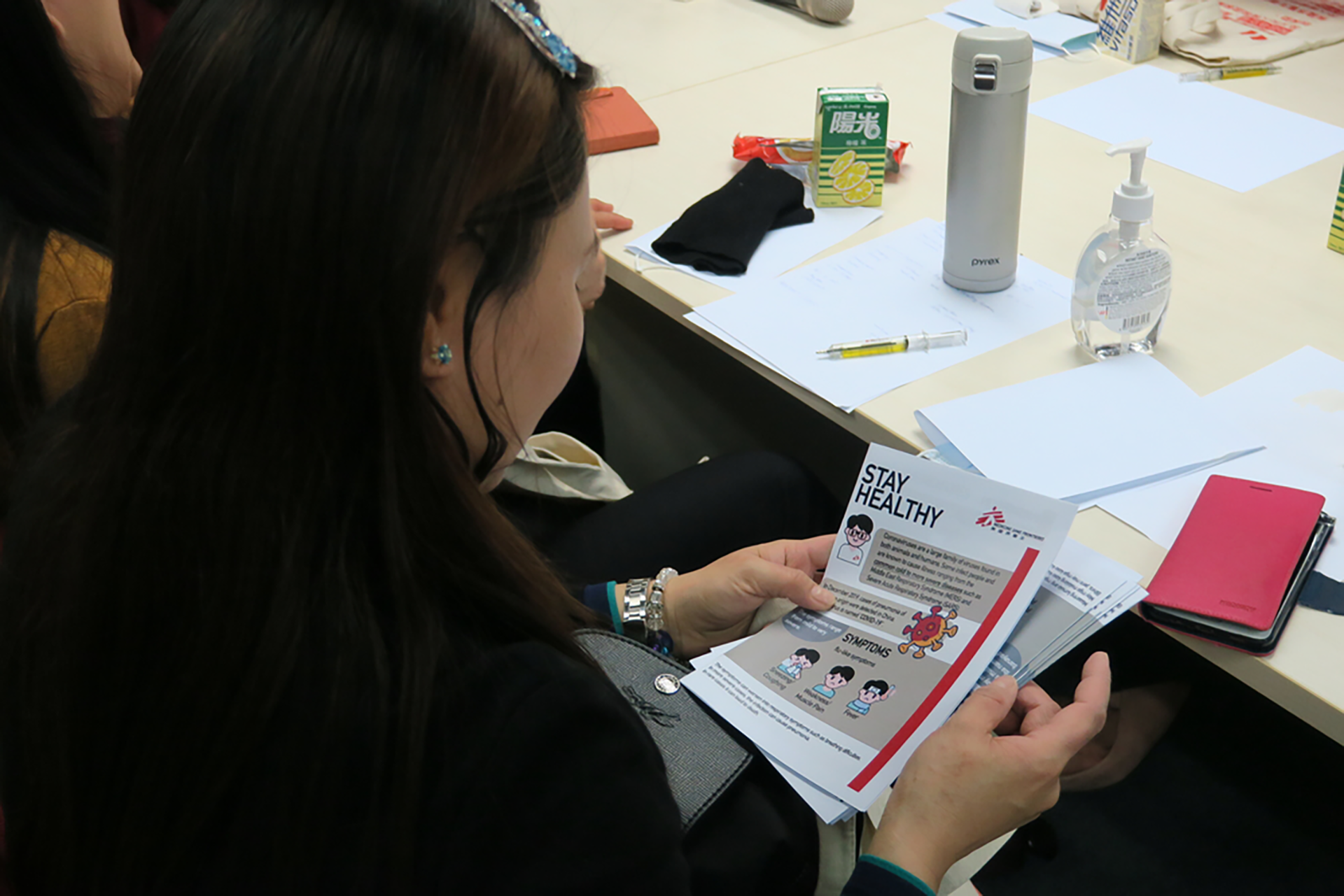 Representatives of foreign domestic helpers receive promotional leaflets from us. They can use these leaflets to spread health promotion messages in their community. © MSF