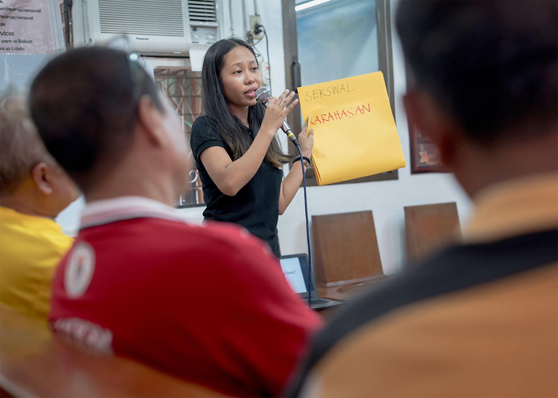 A session in health promotion taking place in the Lila clinic in Tondo, Manila. © Melanie Wenger