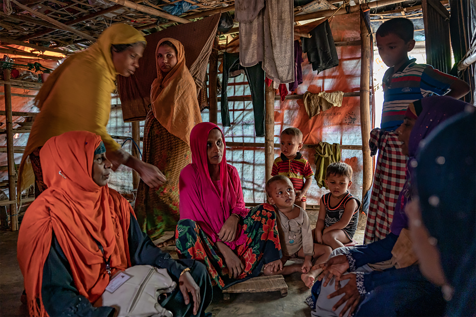 助产士Shahana和Nur Bahar在孟加拉国科克斯巴扎尔（Cox's Bazar）的罗兴亚难民营里探望待产孕妇Hamida。© Anthony Kwan/MSF