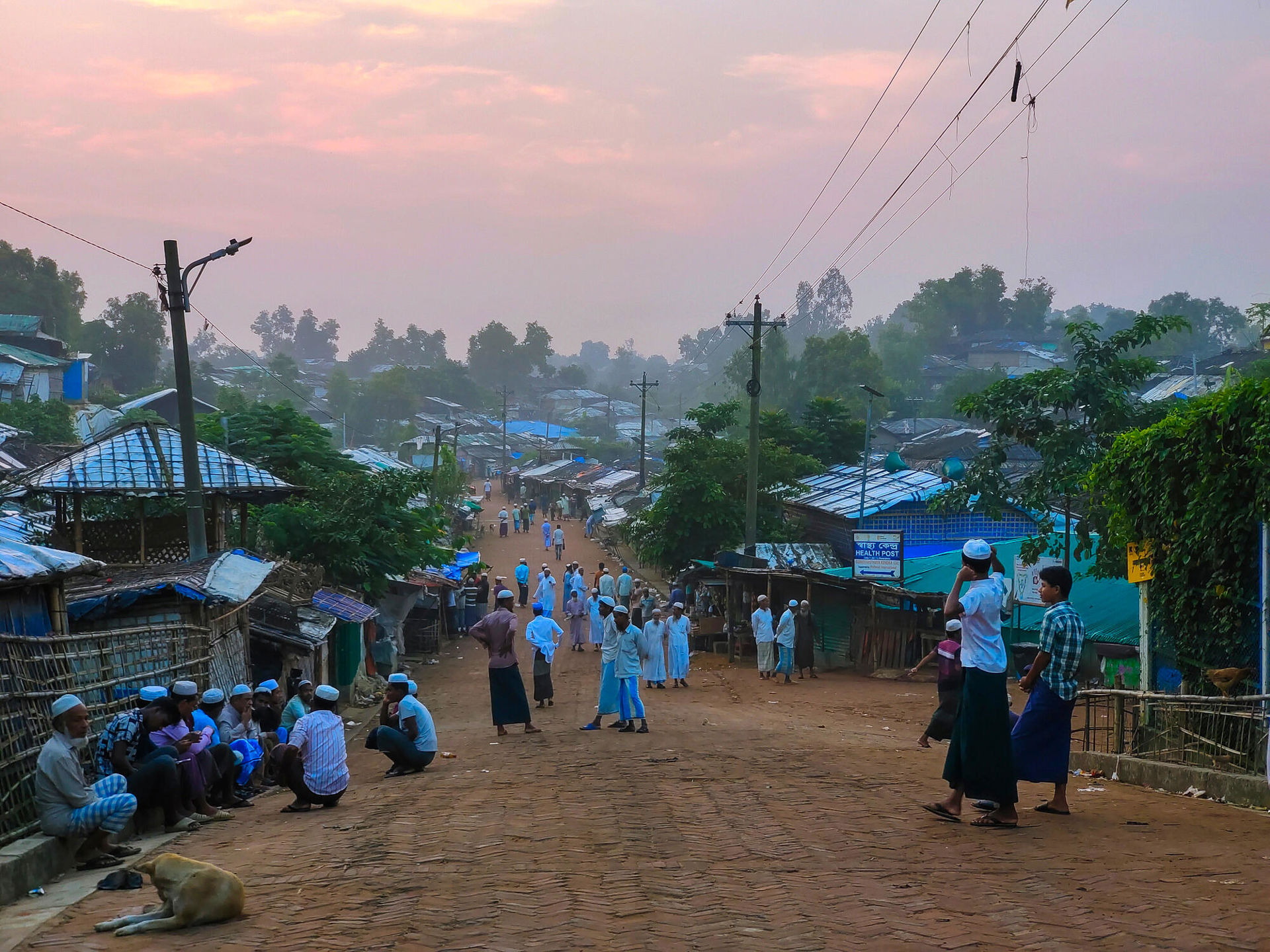 Rohingya refugees meet up and talk in the streets of the camps. Cox’s Bazar, Bangladesh, October 2023. © Ro Yassin Abdumonab