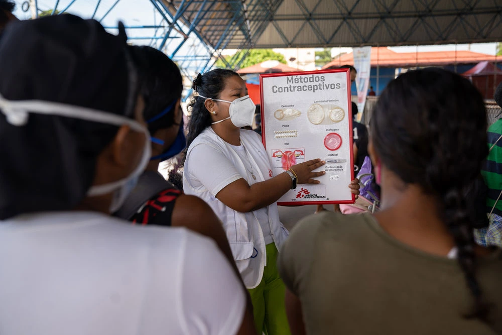 在巴西北部，無國界醫生團隊向委內瑞拉移民講解避孕方法。