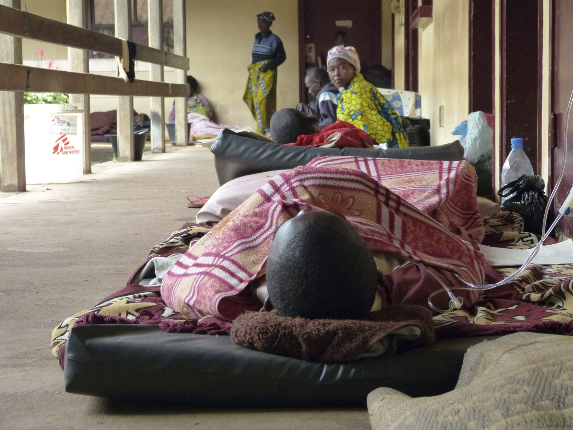 由於班吉社区医院的空间不足，一些病人要睡在走廊。 © Samuel HANRYON/MSF