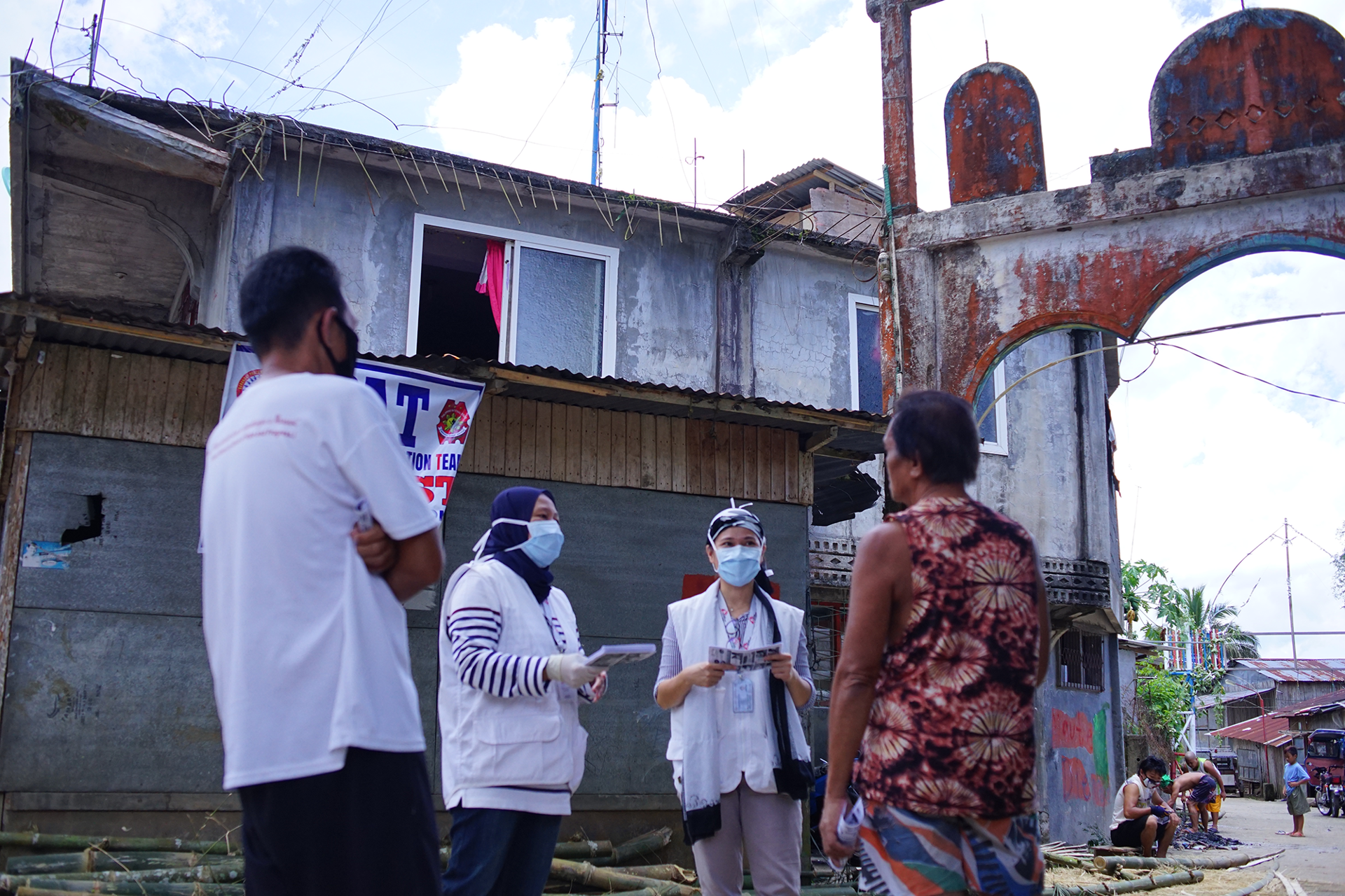 MSF teams distribute NCD medication, hygiene kit, and leaflets containing preventative measures against COVID-19 to our patients who are displaced. At the Sagonsongan transitory shelter, our team ties to locate our patients&#039; house with the help of camp leaders. © Chika Suefuji/MSF