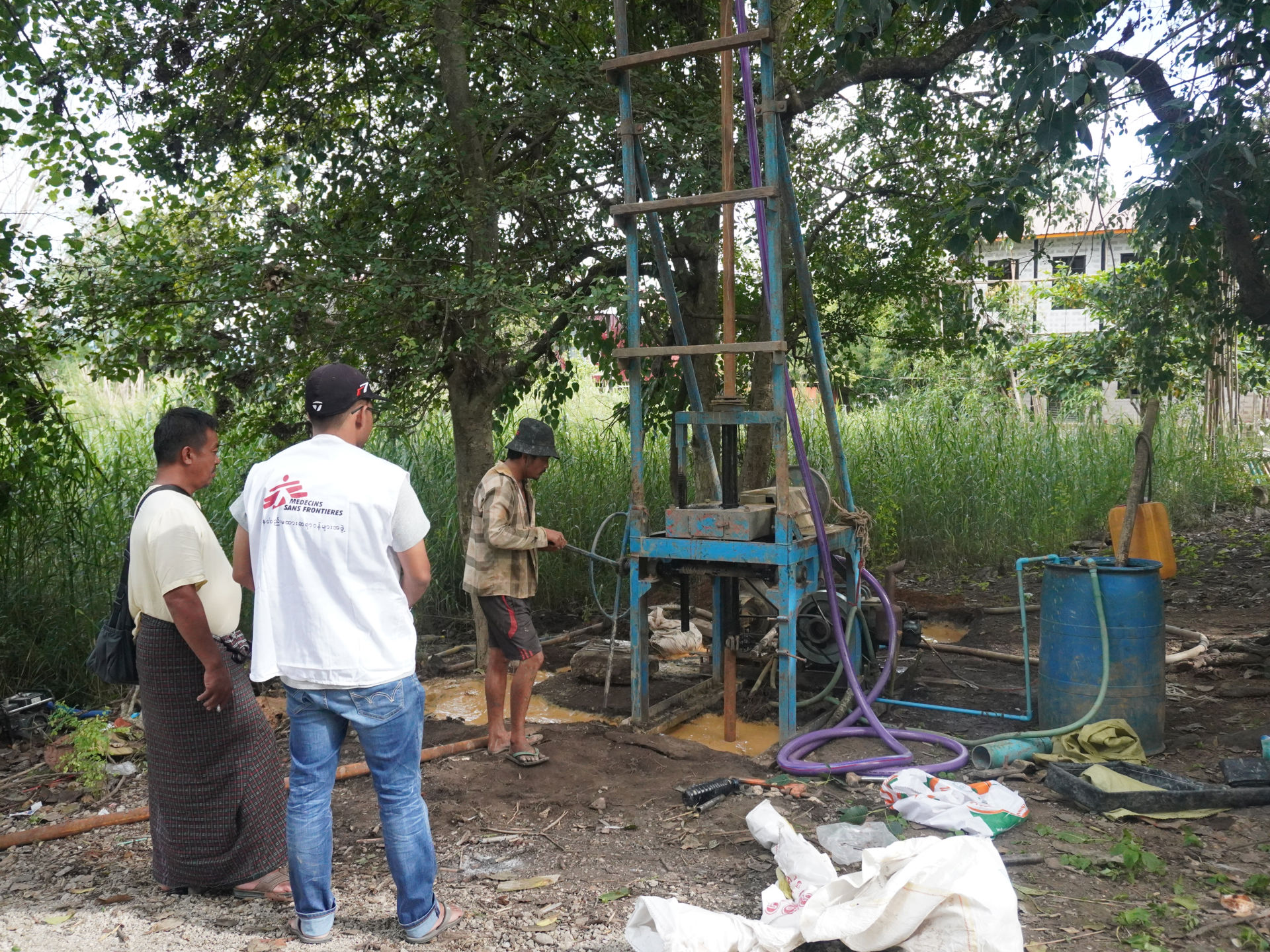 建設水井是無國界醫生為撣邦南部社區恢復清潔水源的部分工作。圖為娘水鎮鑽探水井的現場。