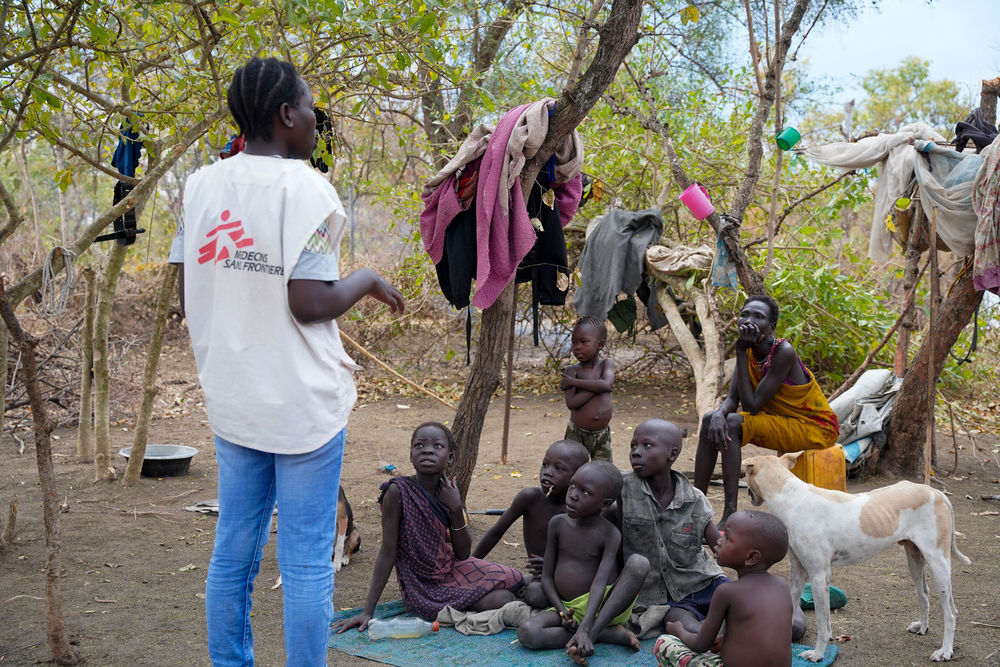 無國界醫生在當地培訓的人員，正在向偏遠部落進行健康推廣。＠MSF