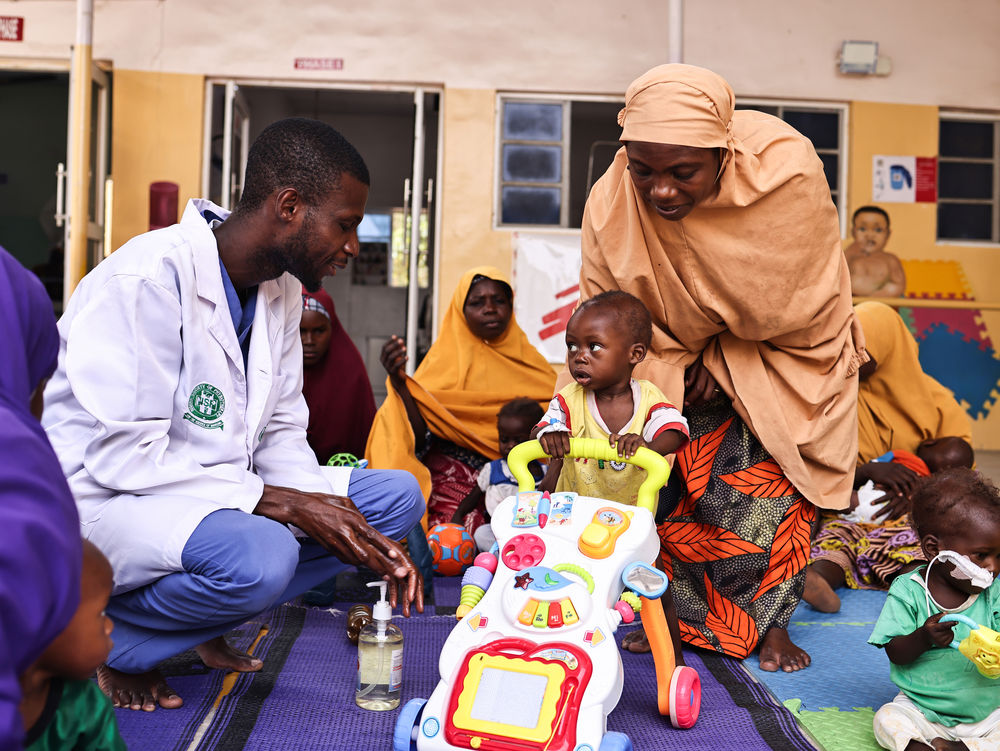 無國界醫生在該國推行物理治療試驗項目,幫助營養不良兒童恢復行動能力,減輕這健康問題在該國造成的負擔。
