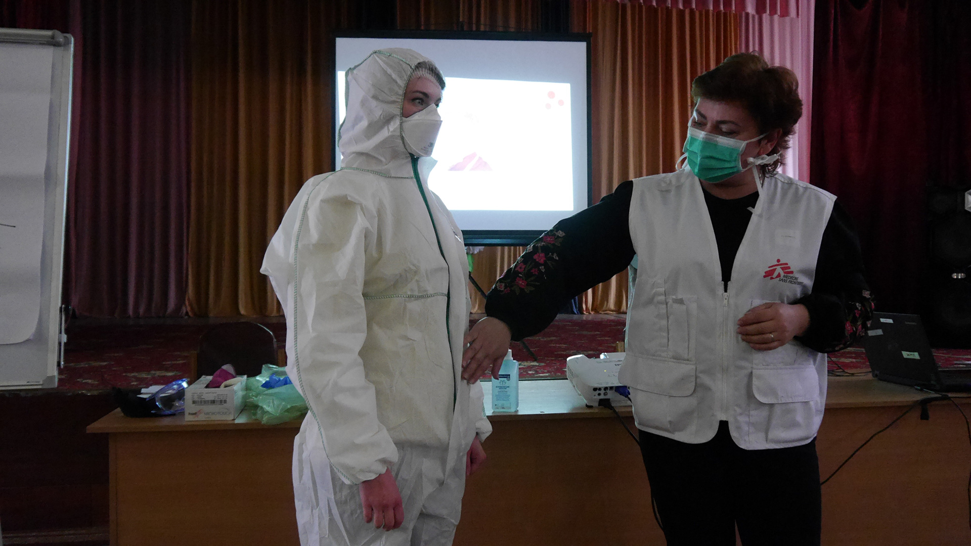 MSF staff conducts training for healthcare workers on proper use of protective equipment, infection control, flow of patients — triage, screening and isolation — as well as waste management. © Damaris Giuliana/MSF