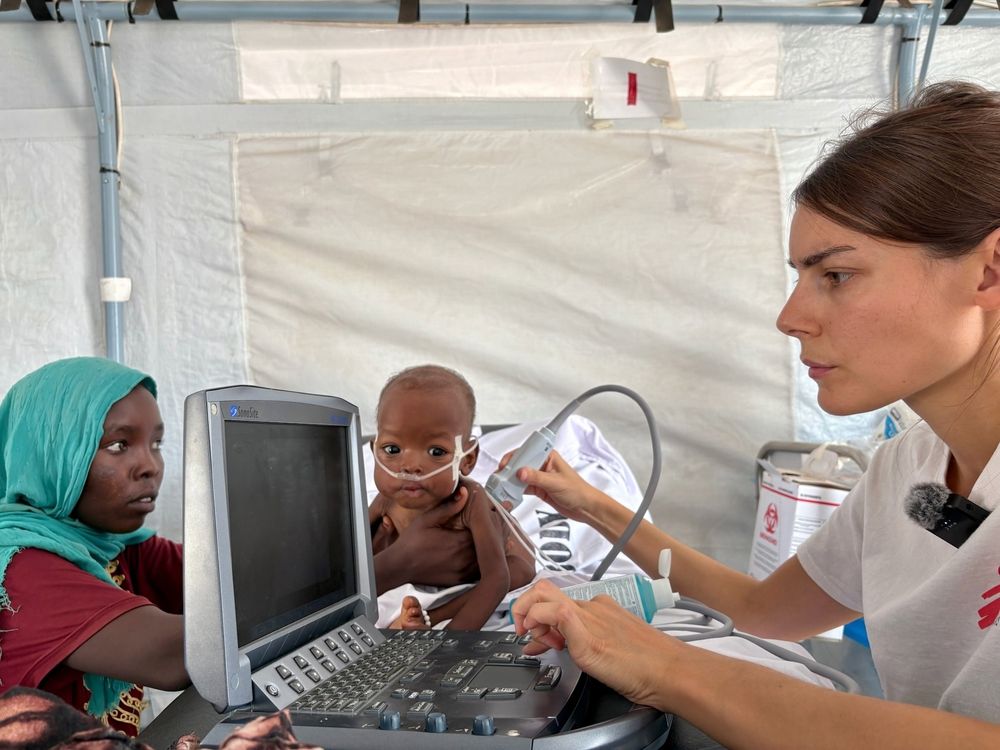 無國界醫生正擴大塔維拉醫院的醫療護理。圖為院內醫護人員治療一名患上營養不良的兒童。