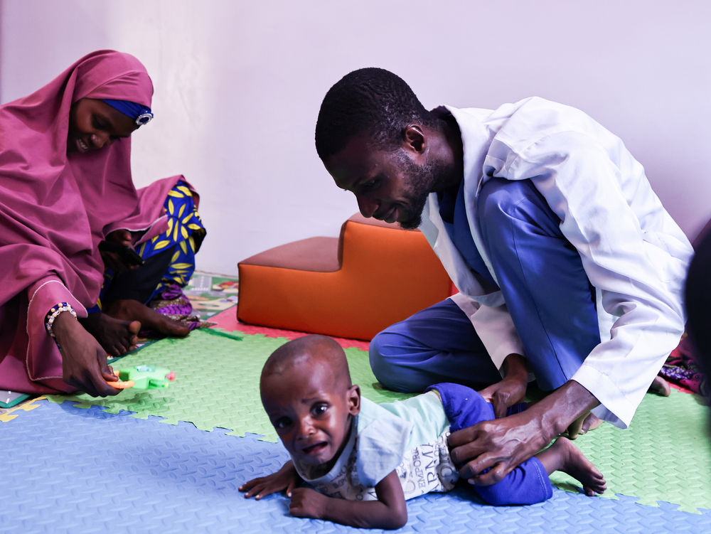 物理治療師穆塔瓦基爾為11個月大的營養不良病人展開物理治療，病童母親全程在旁。