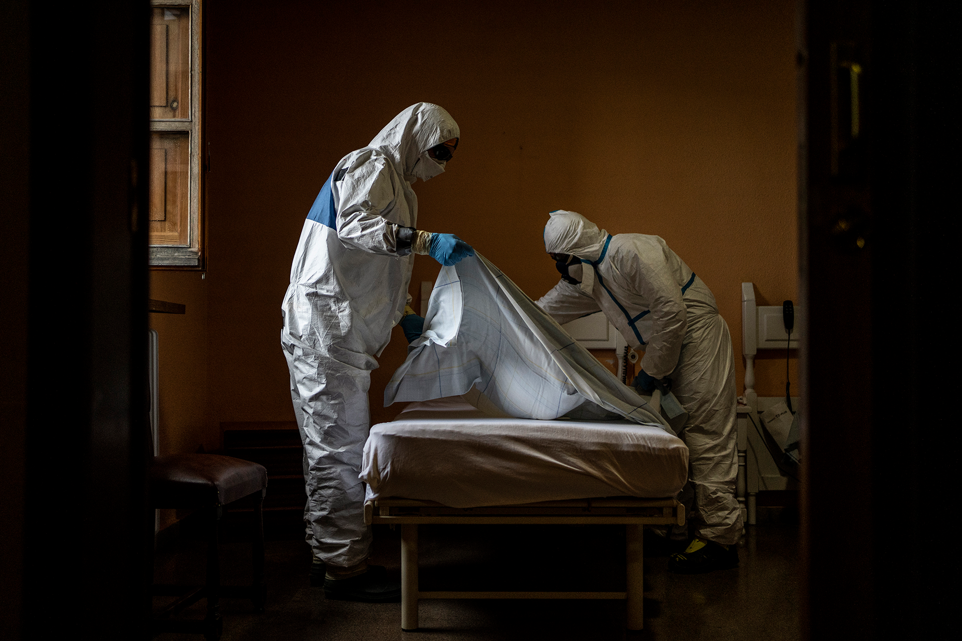 Two MSF staff disinfect beds in a nursing home for elderly residents in the Nuestra Señora de las Mercedes Residence in El Royo province, Spain. © Olmo Calvo/Spain