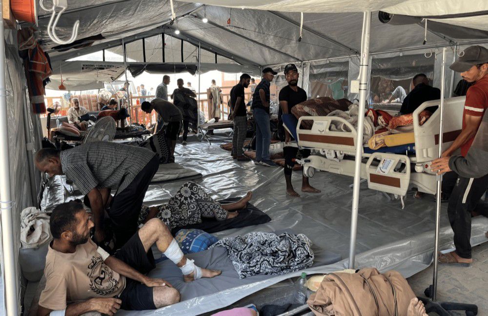 在加沙南部的納賽爾醫院（Nasser Hospital），由於求醫人數眾多而床位不足，有病人需在戶外地方留醫。