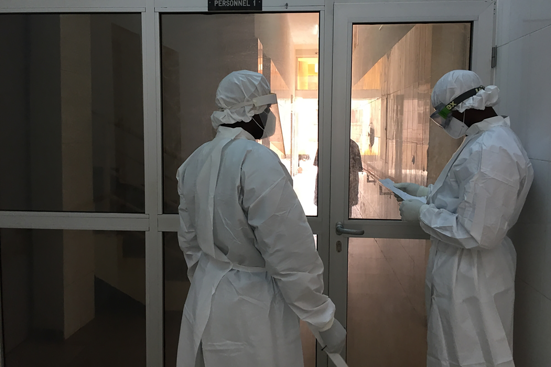 Medical staff prepare to enter wards with COVID-19 patients at the MSF-supported Point G hospital in Bamako, Mali. © Lamine Keita/MSF