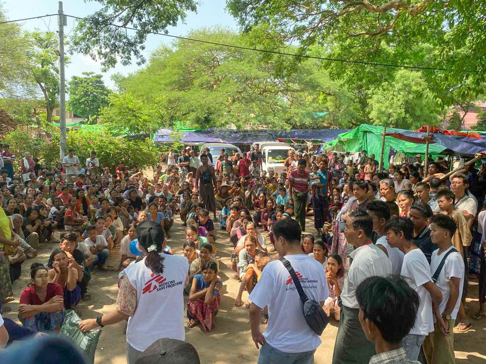 無國界醫生在曼德勒向災民派發非食物物資，包括衛生用品和蚊帳等，防止傳染病如登革熱爆發。