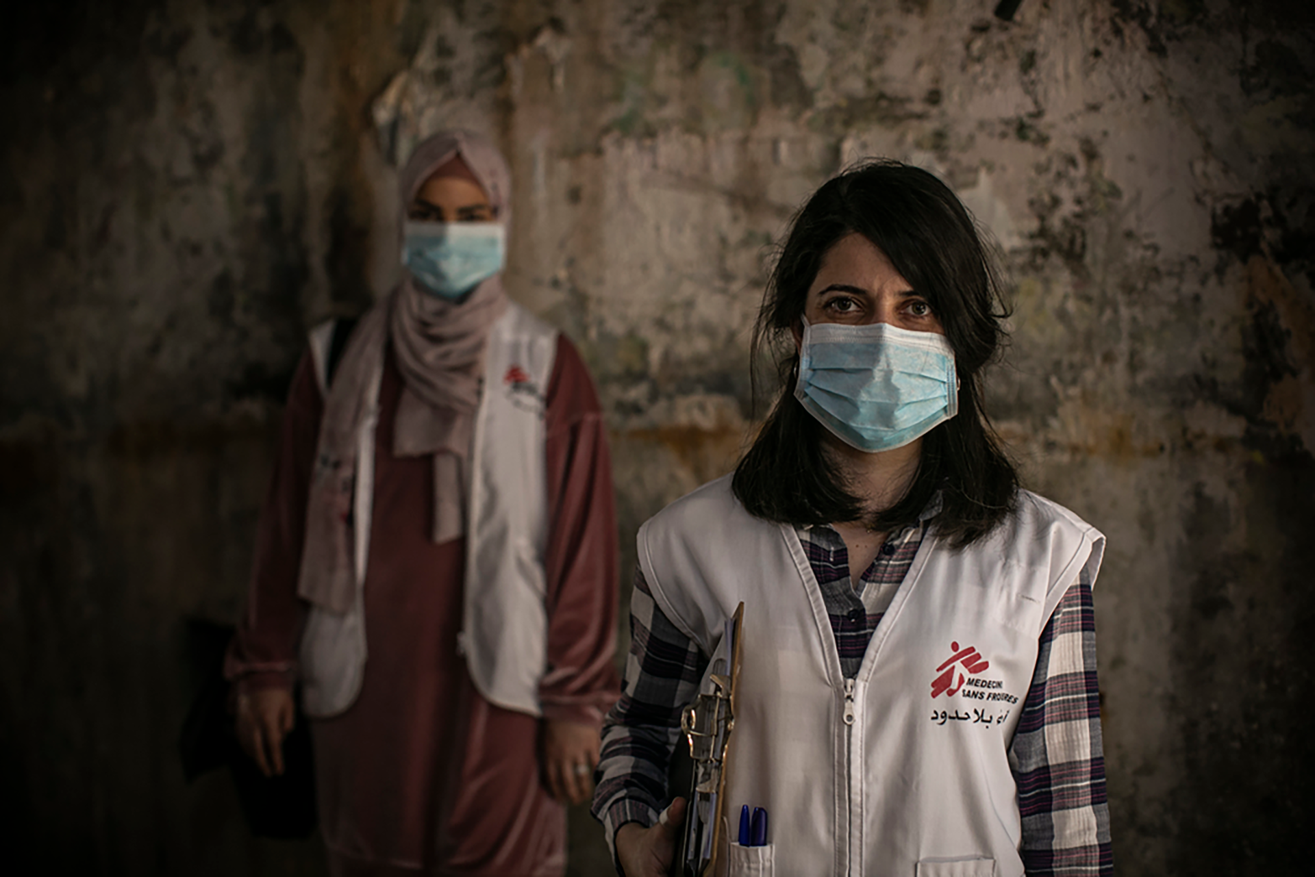 Dayana Tabbarah, MSF health promoter, and Hala Hussein, MSF nurse, in the streets of Burj al-Barajneh camp in Beirut, Lebanon. © Diego Ibarra Sanchez 
