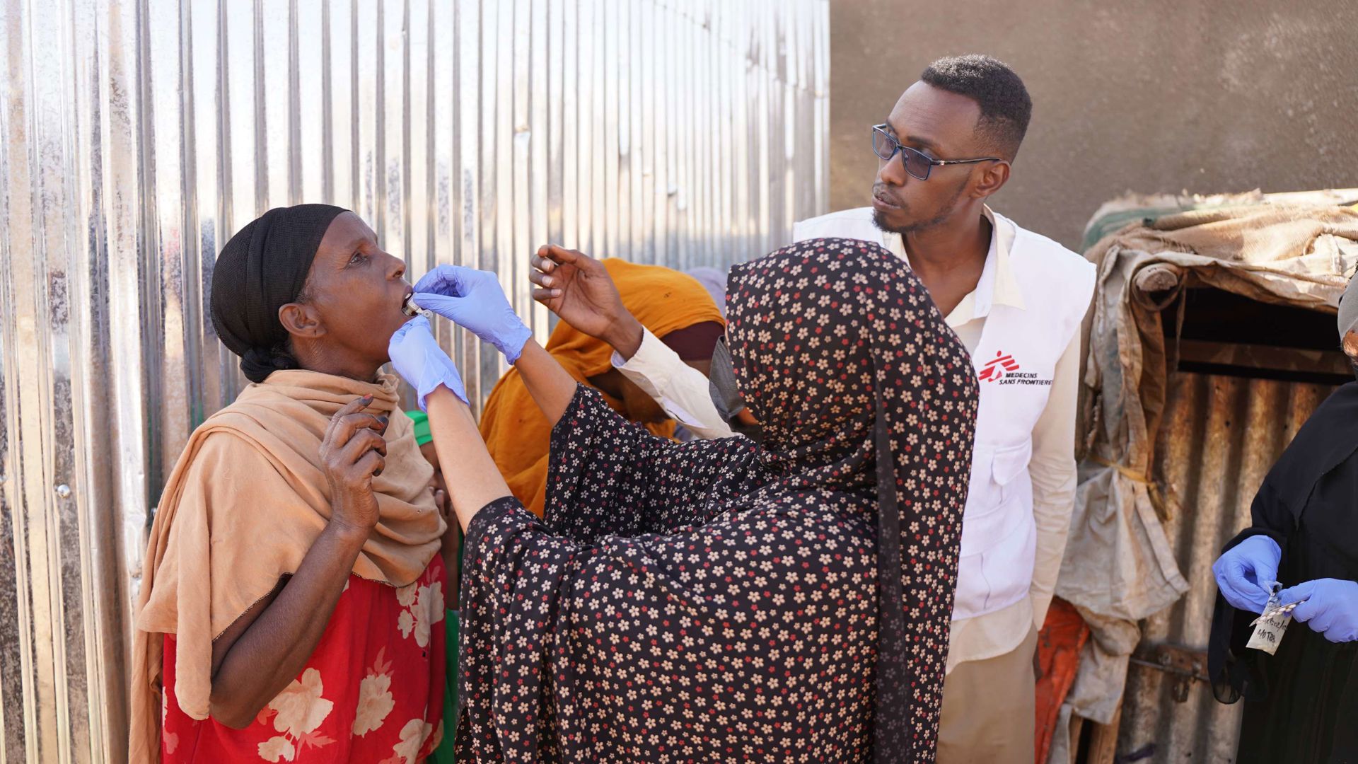 在埃塞俄比亞,無國界醫生團隊在場監督為居民接種口服霍亂疫苗的過程。