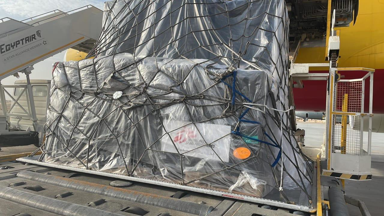 10 月 29 日，無國界醫生捐贈的 26 噸醫療物資已透過世界衛生組織的專機成功送往埃 及，物資將用於加沙的緊急醫療應對。​