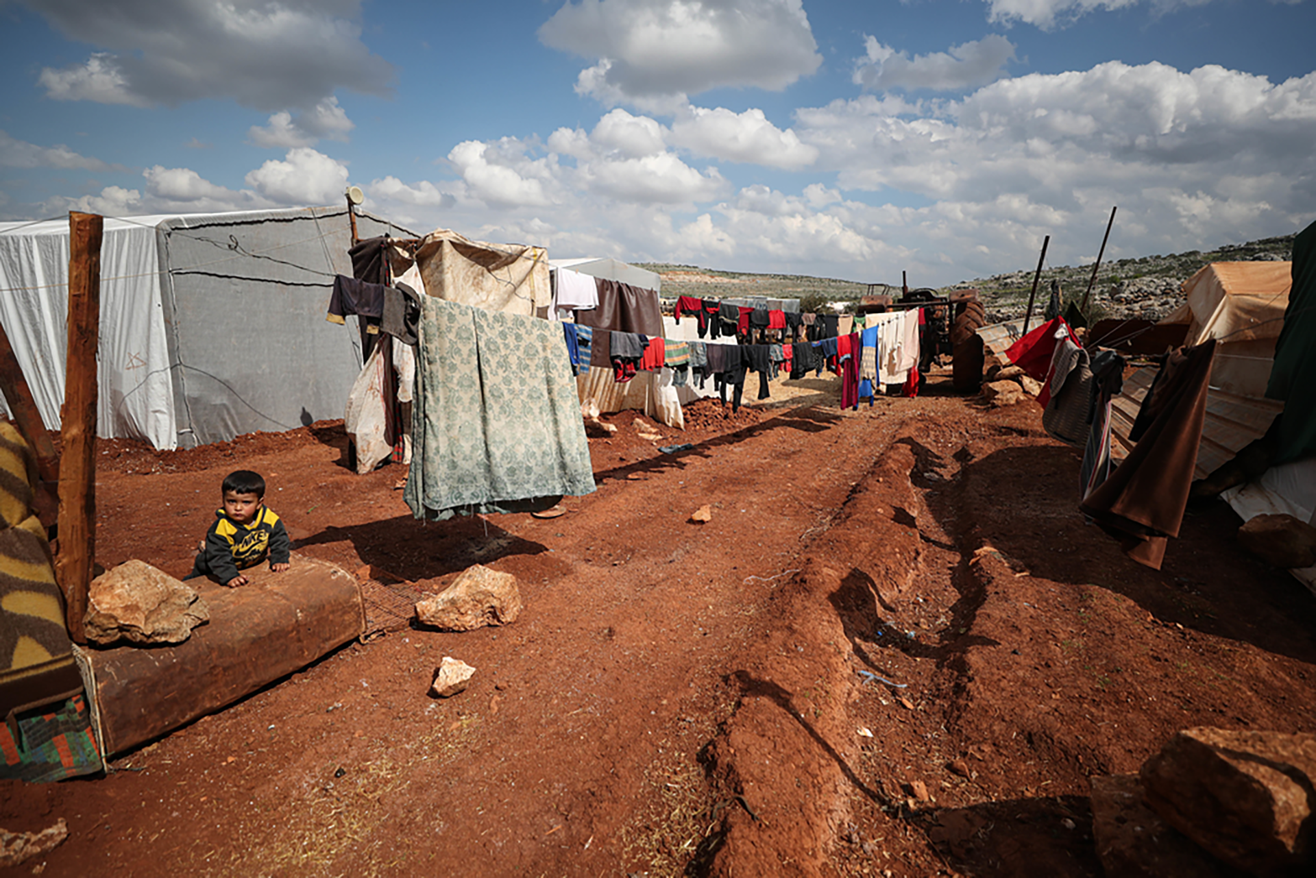In March 2020, an MSF team distributed essential items such as blanket and hygiene kits in a camp for internally displaced people in northwest Syria. © MSF 