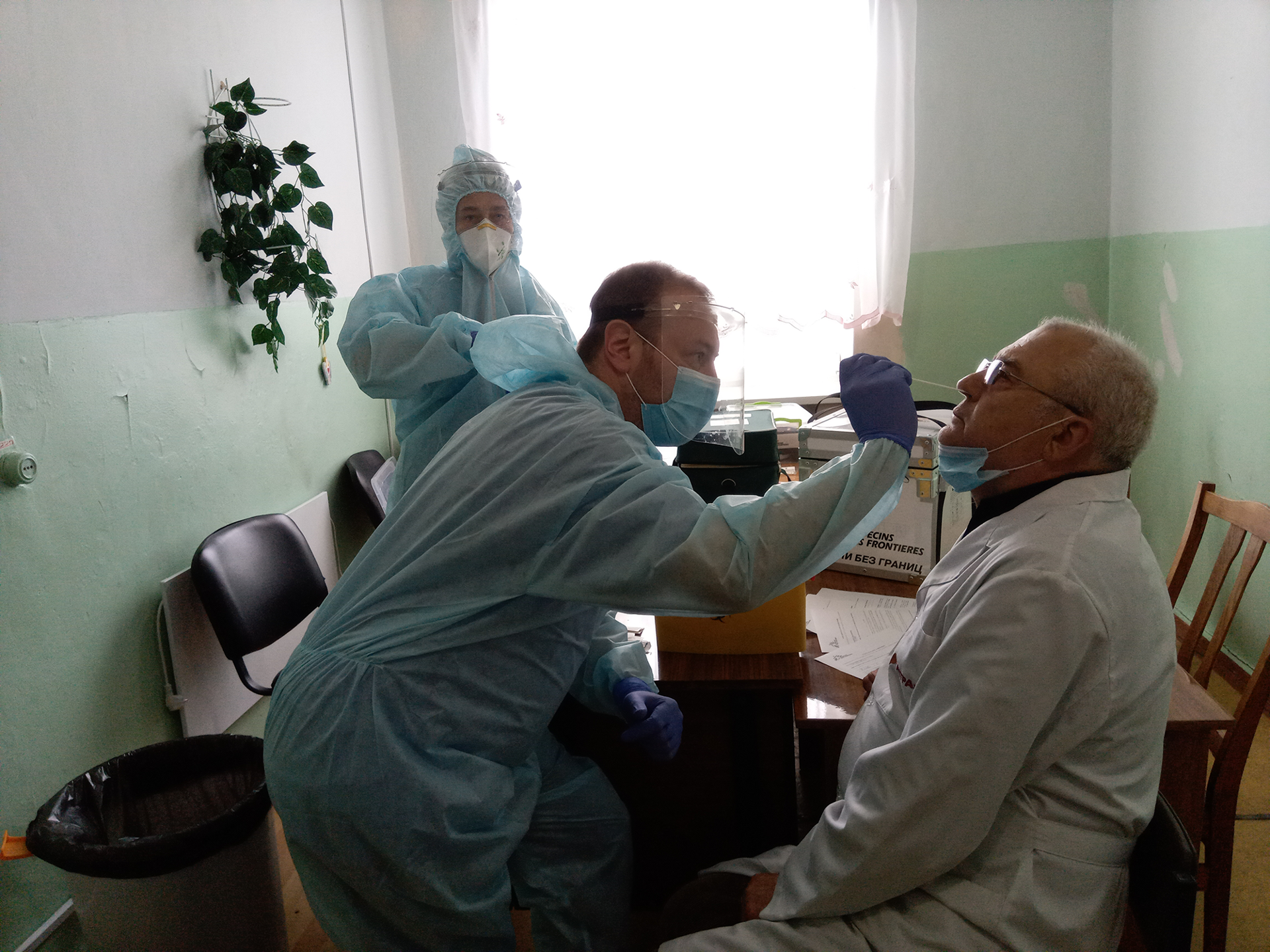 MSF mobile team collects samples of healthcare workers at Krasnohorivka hospital, in Eastern Ukraine, to test for COVID-19. © Katerina Stepanina/MSF