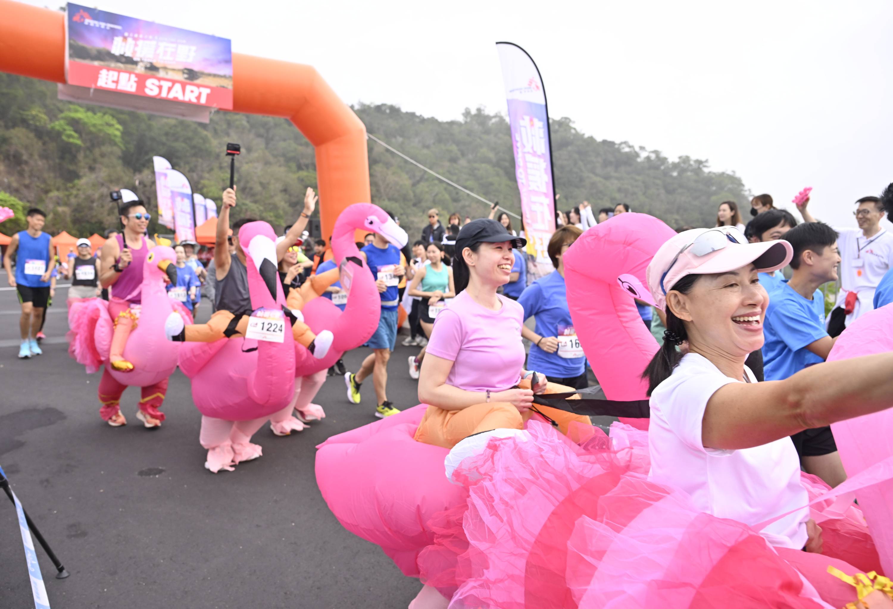 Photo shows runners dressing up in the 10 km race. (MSF)