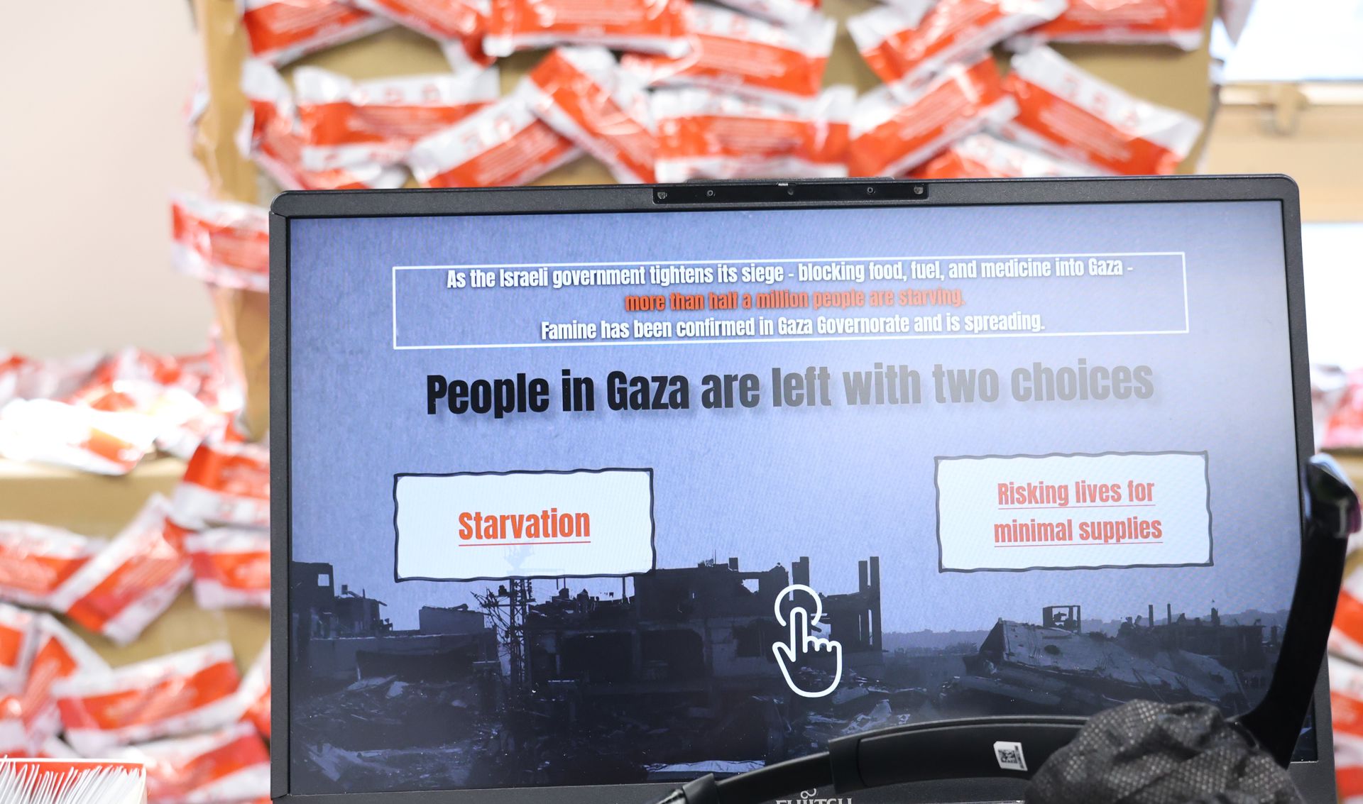 由即食營養治療食品「Plumpy'Nut」構成的互動裝置，令參加者了解這種治療食品於前線救援的作用，從而認識正在加沙發生的饑餓危機。