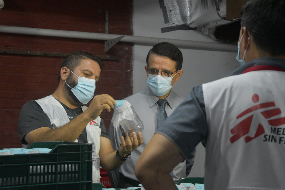 The Minister of Health visited the MSF insectary to learn first-hand about the process of breeding the Wolbachia mosquitoes. © MSF/Laura Aceituno