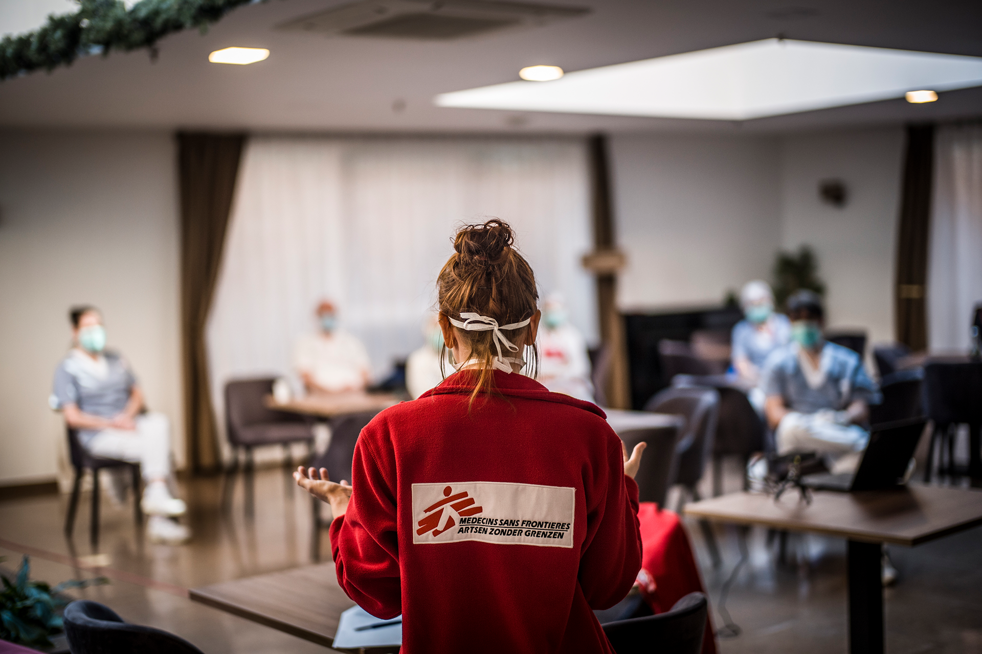 A member from MSF&#039;s mobile team gives a briefing to the staff of the Résidence Christalain retirement home in Jette, on infection prevention measures during the coronavirus COVID-19 pandemic. © Olivier Papegnies