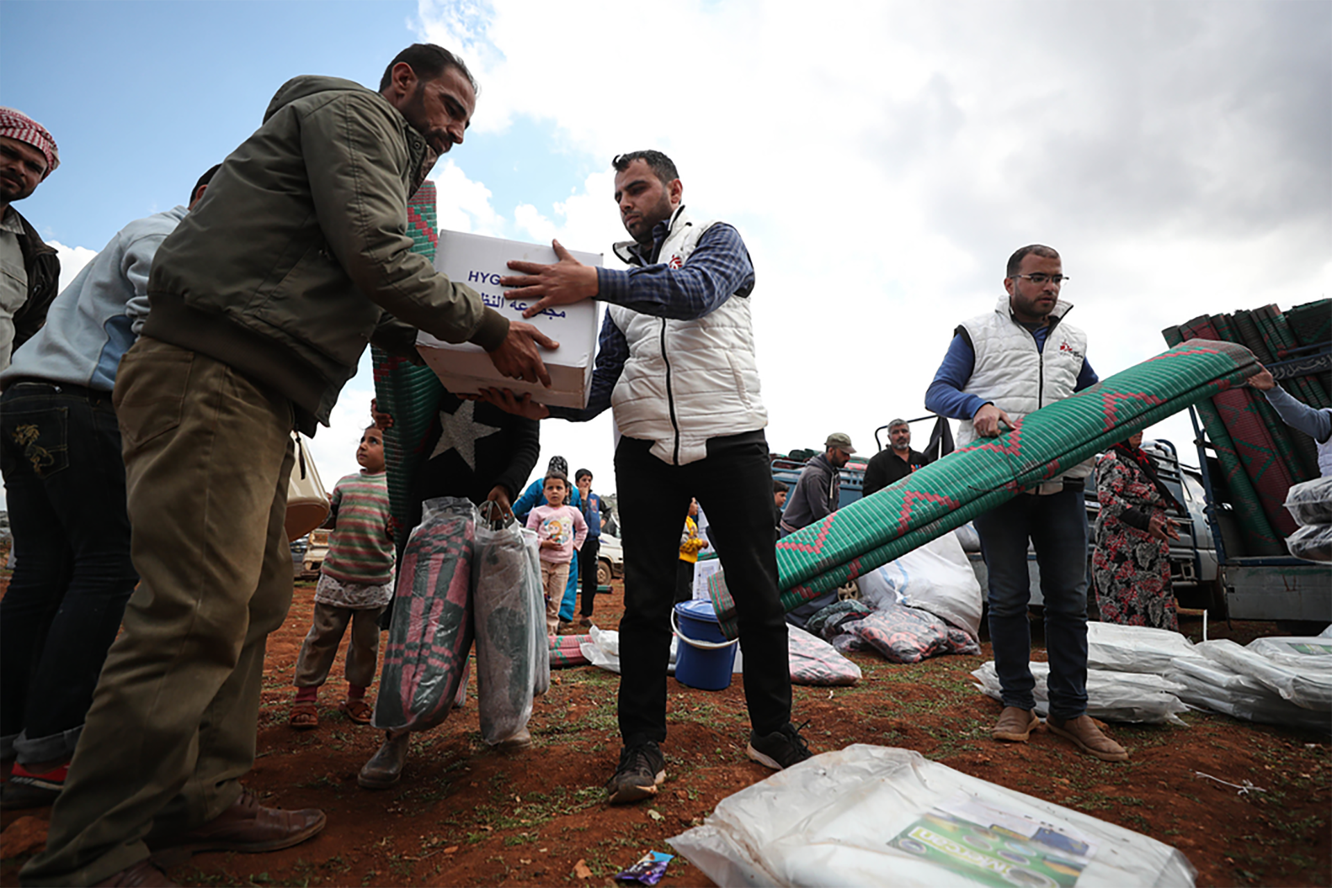 MSF has distributed essential items to more than 17,000 people in 19 camps and settlements over the past months. Throughout the month of March 2020, 2,000 additional kits of essential items are being distributed. © MSF