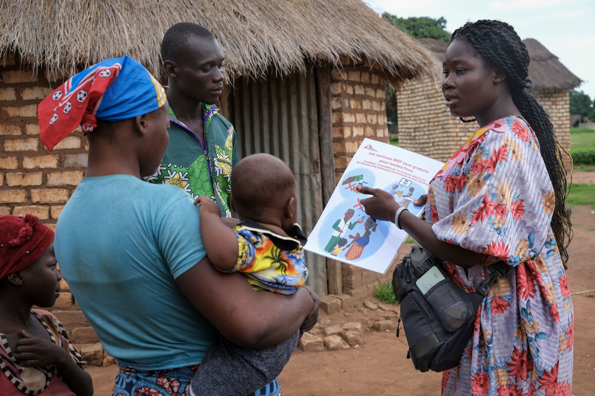 無國界醫生健康推廣團隊深入社區推廣結合「R21」疫苗接種和季節性瘧疾化學預防的計劃。