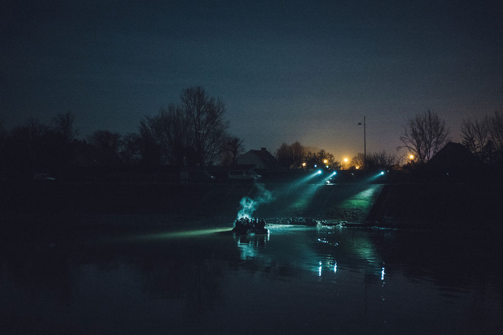 法国在1月24日午夜时分，一艘小船离开法国北部菲利普大港（Gravelines canal）附近的格拉夫林运河，前往英国。在小船出发试图横渡英吉利海峡之前，警方试图阻止最后一批人登上小船。